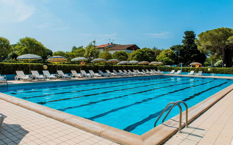 Marina di Bibbona 650: Acqua, Cielo, Pianta, Piscina, Nube, Azzurro, Albero, Rettangolo, Tempo Libero, Aqua
