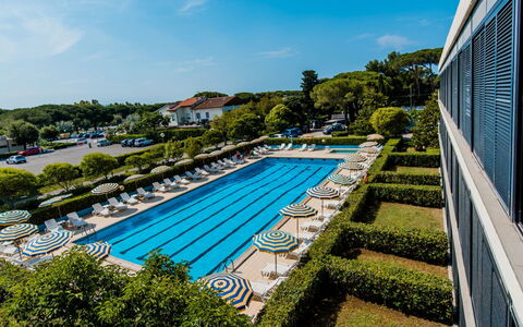 Marina di Bibbona 650: Cielo, Acqua, Pianta, Nube, Piscina, Albero, Shade, Urban Design, Erba, Condominio