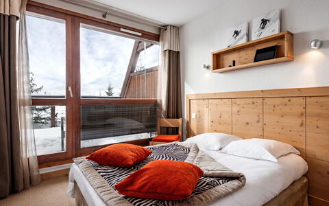 Bourg St Maurice 651: Mobilia, Proprietà, Comfort, Costruzione, Azzurro, Legna, Finestra, Telaio Del Letto, Tessile, Interior Design