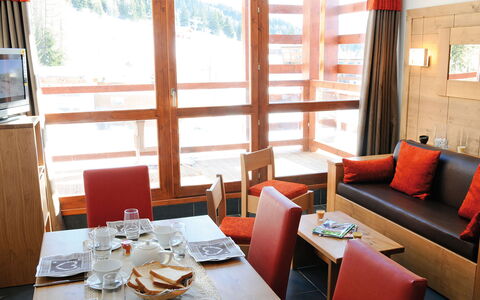 Bourg St Maurice 651: Tavolo, Mobilia, Proprietà, Tavola, Finestra, Divano, Dishware, Sedia, Tessile, Interior Design