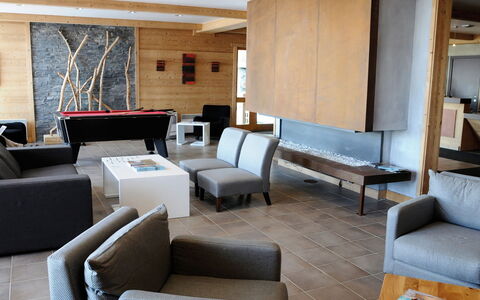 Bourg St Maurice 651: Mobilia, Divano, Soggiorno, Pavimento, Pavimentazione, Legna, Comfort, Parete, Costruzione, Shade
