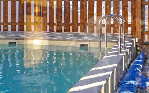 Bourg St Maurice 651: Acqua, Proprietà, Costruzione, Azzurro, Piscina, Corpo D'Acqua, Tempo Libero, Legna, Mobili Da Esterno, Sedia