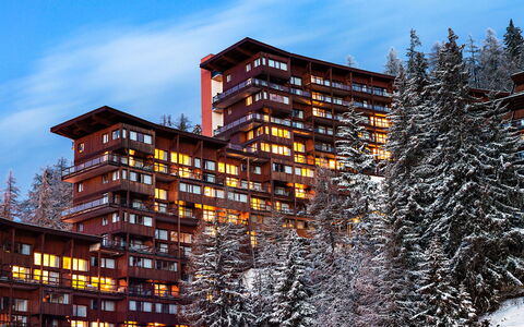 Bourg St Maurice 651: Cielo, Costruzione, Nube, Giorno, Albero, Urban Design, Finestra, Palazzone, Condominio, Quartiere