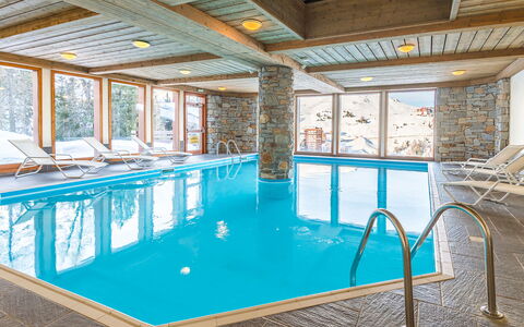 La Plagne 647: Acqua, Costruzione, Proprietà, Piscina, Casa, Interior Design, Sedia, Pavimento, Finestra