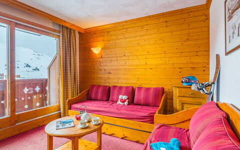 La Plagne 647: Proprietà, Mobilia, Divano, Comfort, Costruzione, Azzurro, Legna, Tessile, Interior Design, Viola