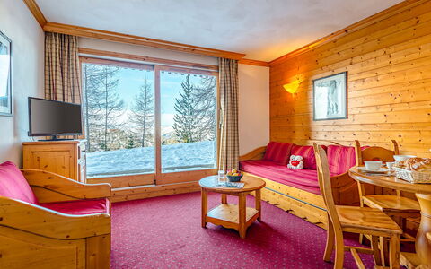 La Plagne 647: Mobilia, Finestra, Costruzione, Comfort, Legna, Tavolo, Illuminazione, Arancia, Interior Design, Telaio Del Letto