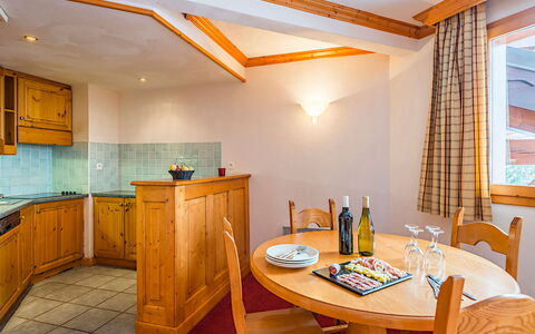 La Plagne 647: Tavolo, Mobilia, Cabinetry, Proprietà, Legna, Bottiglia, Controsoffitto, Costruzione, Sedia, Interior Design
