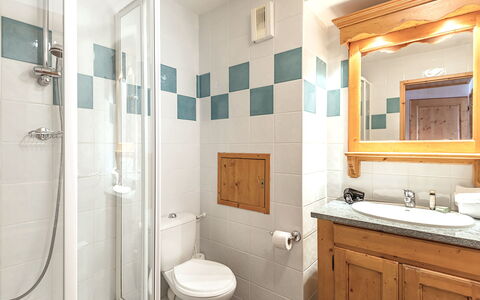 La Plagne 647: Specchio, Idraulico Fixture, Lavello, Proprietà, Mobiletto Del Bagno, Rubinetto, Cabinetry, Bagno, Blu, Viola