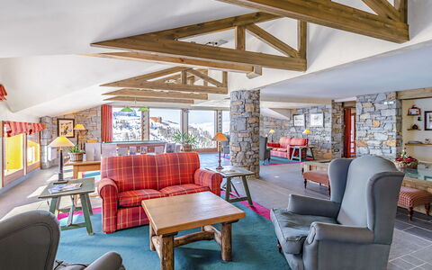 La Plagne 647: Mobilia, Proprietà, Tavolo, Divano, Soggiorno, Interior Design, Comfort, Architettura, Pavimento, Legna