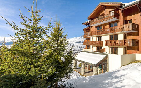 Vallandry 651: Cielo, Costruzione, Nube, Neve, Larice, Casa, Finestra, Quartiere, Albero, Sempreverde