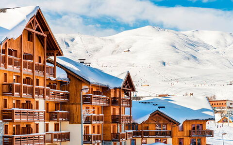 La Toussuire 651: Nube, Cielo, Costruzione, Neve, Proprietà, Montagna, Mondo, Casa, Pendenza, Finestra
