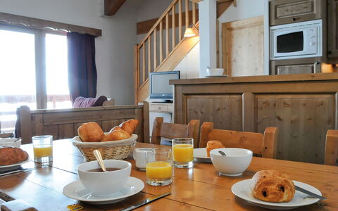 La Toussuire 651: Cibo, Tavolo, Tavola, Mobilia, Cabinetry, Piatto, Finestra, Interior Design, Dishware, Legna