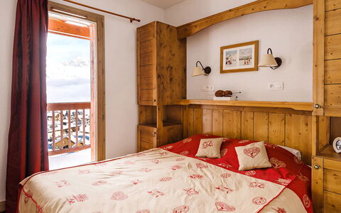 La Toussuire 651: Proprietà, Mobilia, Finestra, Costruzione, Comfort, Legna, Tessile, Interior Design, Telaio Del Letto, Pavimento