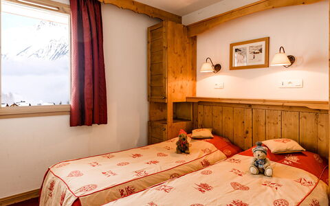 La Toussuire 651: Proprietà, Mobilia, Costruzione, Finestra, Comfort, Legna, Interior Design, Tessile, Telaio Del Letto, Letto