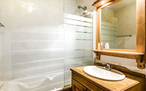La Toussuire 651: Rubinetto, Idraulico Fixture, Mobiletto Del Bagno, Lavello, Specchio, Proprietà, Lavandino Del Bagno, Cabinetry, Bagno, Legna