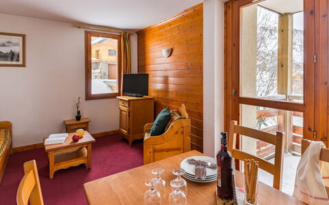 Valloire 651: Tavolo, Cornice, Mobilia, Proprietà, Legna, Sedia, Interior Design, Pavimento, Tavola, Finestra