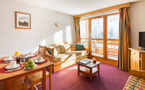 Valloire 651: Tavolo, Mobilia, Proprietà, Finestra, Comfort, Cornice, Legna, Interior Design, Arancia, Soggiorno