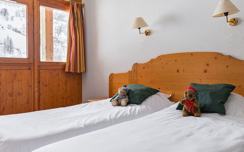 Valloire 651: Mobilia, Proprietà, Comfort, Finestra, Legna, Tessile, Interior Design, Pavimento, Letto, Telaio Del Letto