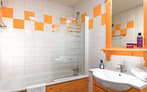 Valloire 651: Specchio, Rubinetto, Idraulico Fixture, Mobiletto Del Bagno, Lavello, Proprietà, Cabinetry, Lavandino Del Bagno, Bagno, Interior Design