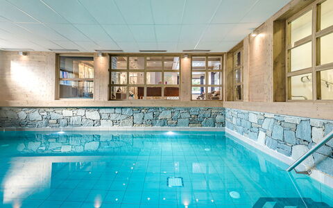 Les Gets 651: Acqua, Proprietà, Piscina, Finestra, Interior Design, Pavimento, Pavimentazione, Tempo Libero, Immobiliare, Bicchiere
