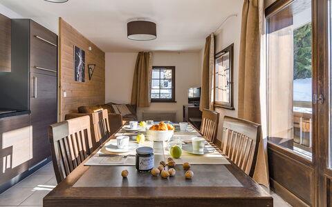 Les Gets 651: Tavolo, Mobilia, Proprietà, Finestra, Legna, Tavola, Interior Design, Sedia, Pavimentazione, Cucina