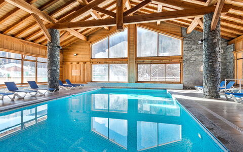 Serre Chevalier 651: Acqua, Piscina, Mobilia, Finestra, Blu, Shade, Sedia, Interior Design, Tavolo, Tempo Libero