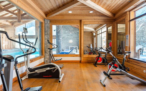Serre Chevalier 651: Costruzione, Finestra, Legna, Macchina Per Allenamento, Interior Design, Casa, Pavimento, Pavimentazione, Fascio, Tempo Libero