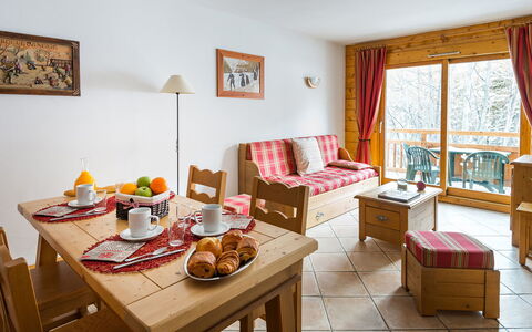 Serre Chevalier 651: Tavolo, Mobilia, Finestra, Cornice, Tavola, Cibo, Legna, Interior Design, Sedia, Tenda