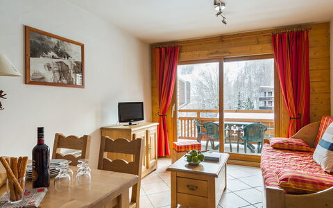 Serre Chevalier 651: Tavolo, Cornice, Proprietà, Cabinetry, Finestra, Tenda, Legna, Cassetto, Interior Design, Scrivania