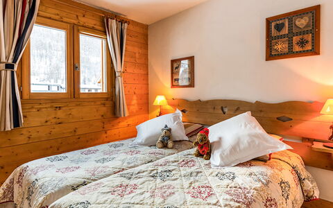 Serre Chevalier 651: Mobilia, Proprietà, Comfort, Legna, Tessile, Arancia, Interior Design, Illuminazione, Finestra, Telaio Del Letto