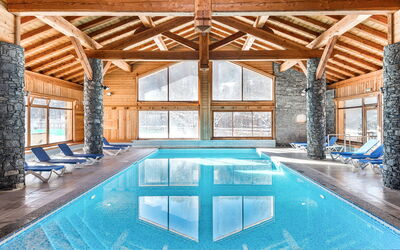 Serre Chevalier 651: Acqua, Mobilia, Piscina, Proprietà, Tavolo, Finestra, Blu, Azzurro, Architettura, Sedia