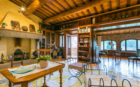 Lamore di Carla: Proprietà, Tavolo, Mobilia, Sedia, Interior Design, Costruzione, Legna, Pavimento, Finestra, Piscina