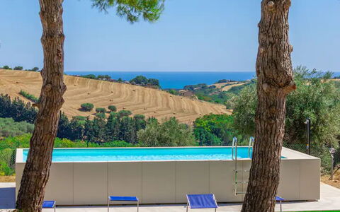 Villa Elpidio: Cielo, Pianta, Proprietà, Acqua, Costruzione, Azzurro, Natura, Shade, Albero, Arecales