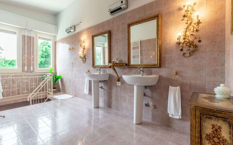 Villa Elpidio: Specchio, Rubinetto, Idraulico Fixture, Lavello, Vasca Da Bagno, Bagno, Finestra, Costruzione, Mobiletto Del Bagno, Legna