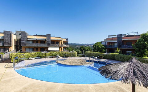 Lloret Garden: Acqua, Cielo, Pianta, Costruzione, Azzurro, Piscina, Albero, Urban Design, Tempo Libero, Paesaggio