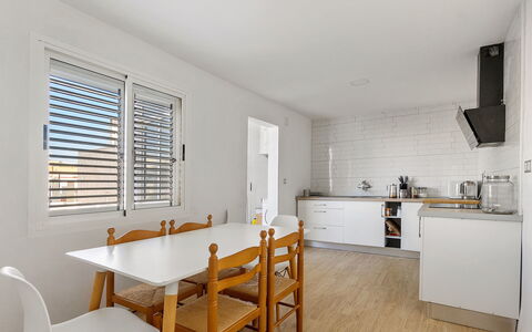Mayor at: Mobilia, Proprietà, Tavolo, Cabinetry, Sedia, Finestra, Legna, Controsoffitto, Interior Design, Pavimento