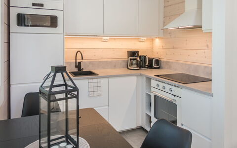 Kitkanvee 1: Cucina, Elettrodomestico Da Cucina, Controsoffitto, Interior Design, Pavimentazione, Mobilia, Legna, Apparecchio Major, Cabinetry, Lampada