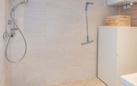 Kitkanvee 1: Pavimentazione, Parete, Pavimento, Idraulico Fixture, Bagno, Soffione Doccia, Interior Design, Piastrella, Doccia Bar, Doccia