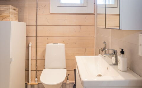 Kitkanvee 1: Toilet Seat, Pavimentazione, Bagno, Gabinetto, Pavimento, Idraulico Fixture, Parete, Interior Design, Legna, Lavello