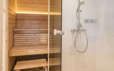 Kitkanvee 1: Pavimentazione, Legna, Pavimento, Interior Design, Idraulico Fixture, Bagno, Idraulico, Doccia, Soffione Doccia, Piastrella