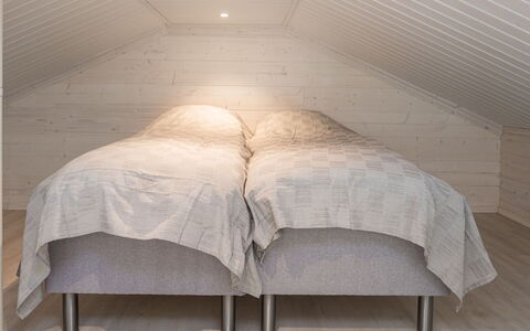 Kitkanvee 1: Soffitto, Camera Da Letto, Pavimentazione, Pavimento, Telaio Del Letto, Letto, Bedding, Lenzuolo, Lampada, Latifoglie
