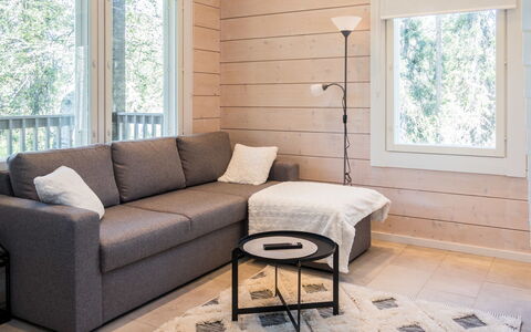 Kitkanvee 2: Mobilia, Pavimentazione, Pavimento In Legno, Pavimento, Legna, Interior Design, Soggiorno, Pavimento Laminato, Divano, Tavolo