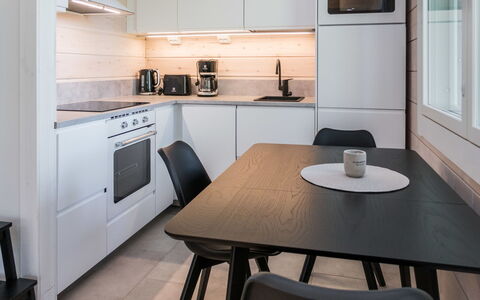 Kitkanvee 2: Cucina, Elettrodomestico Da Cucina, Mobilia, Controsoffitto, Interior Design, Pavimentazione, Legna, Apparecchio Major, Cabinetry, Pavimento