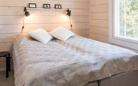 Kitkanvee 2: Legna, Camera Da Letto, Pavimentazione, Pavimento, Interior Design, Bedding, Mobilia, Lenzuolo, Letto, Biancheria