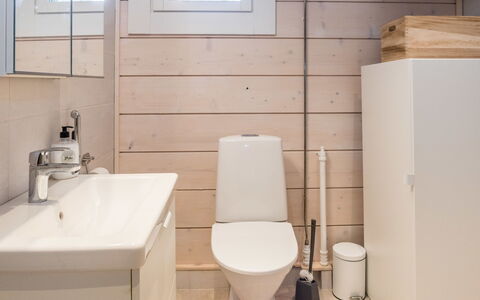 Kitkanvee 2: Toilet Seat, Pavimentazione, Gabinetto, Bagno, Pavimento, Idraulico Fixture, Parete, Interior Design, Legna, Lavello
