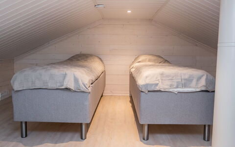 Kitkanvee 2: Pavimento, Camera Da Letto, Soffitto, Pavimentazione, Letto, Bedding, Telaio Del Letto, Biancheria, Lenzuolo, Color Legno