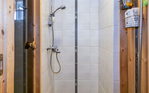 Rukanhippu: Idraulico Fixture, Pavimentazione, Soffione Doccia, Bagno, Doccia, Pavimento, Idraulico, Doccia Bar, Interior Design, Pannello Doccia
