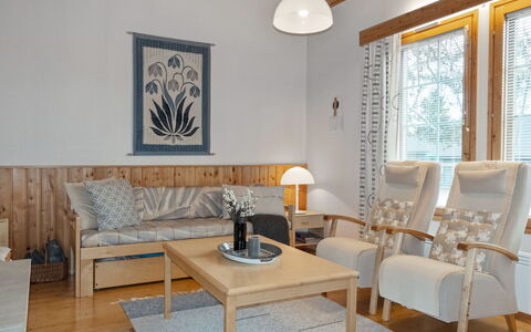 Siulapalkinen a 4: Mobilia, Interior Design, Pavimentazione, Pavimento, Legna, Camera, Illuminazione, Soffitto, Divano, Soggiorno