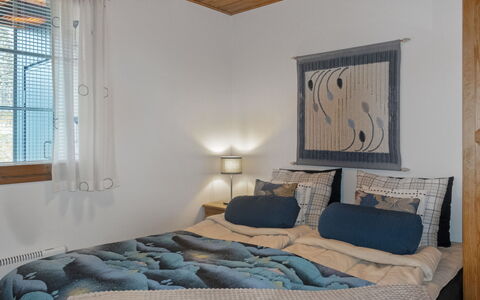 Siulapalkinen a 4: Letto, Mobilia, Interior Design, Camera Da Letto, Lenzuolo, Bedding, Legna, Biancheria, Pavimento, Soffitto