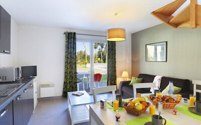 Saint Malo 670: Piscina, Zona Residenziale, Ricorrere, Mobili Da Esterno, Mobilia, Sedia, Appartamento, Tempo Libero, Shade, Eco Hotel